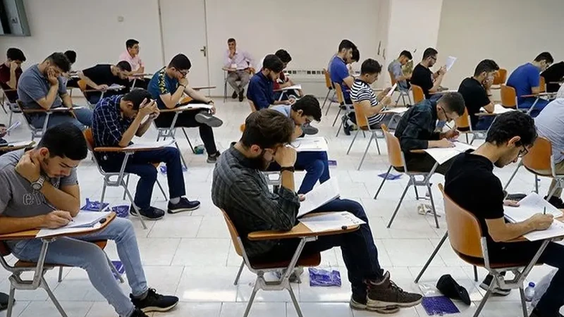 نامه ۱۹۵ نفر نماینده مجلس به رئیس جمهور / ماجرا چه بود؟ سرویس: اجتماعی کدخبر: ۷۶۸۹۲۱ ۱۴۰۴/۱۱/۲۰ - ۲۱:۴۲ اقتصادنیوز: عضو هیئت رئیسه کمیسیون آموزش مجلس شورای اسلامی گفت: ما درخواست کرده‌ایم، مکاتبه انجام داده‌ایم و به‌طور رسمی خواستار آن شده‌ایم که همانند کنکور سال ۱۴۰۴، معدل پایه یازدهم نیز به‌صورت تأثیر مثبت لحاظ شود، به این معنا که برای کنکور ۱۴۰۵، تأثیر معدل پایه یازدهم مثبت باشد تا در این فاصله، نتایج بررسی‌ها و ارزیابی‌های مشترک مجلس و شورای عالی انقلاب فرهنگی به جمع‌بندی برسد. نامه ۱۹۵ نفر نماینده مجلس به رئیس جمهور / ماجرا چه بود؟ به گزارش اقتصادنیوز به نقل از مهر، احسان عظیمی‌راد در تذکری در جلسه علنی امروز مجلس شورای اسلامی اظهار کرد: آقای پزشکیان! تقاضا دارم نسبت به وضعیت دانش‌آموزان و اصلاح مصوبه مربوط به تأثیر قطعی معدل پایه یازدهم اقدام جدی صورت گیرد. وی توضیح داد: در این زمینه ۱۹۵ نفر از نمایندگان نامه‌ای به رئیس جمهور ارسال کرده‌اند و همچنین جلسات مناسبی با اعضای شورای عالی انقلاب فرهنگی برگزار شده است، اما این بررسی‌ها ممکن است تا سال ۱۴۰۵ به نتیجه نهایی نرسد. عضو هیئت رئیسه کمیسیون آموزش مجلس شورای اسلامی ادامه داد: ما درخواست کرده‌ایم، مکاتبه انجام داده‌ایم و به‌طور رسمی خواستار آن شده‌ایم که همانند کنکور سال ۱۴۰۴، معدل پایه یازدهم نیز به‌صورت تأثیر مثبت لحاظ شود، به این معنا که برای کنکور ۱۴۰۵، تأثیر معدل پایه یازدهم مثبت باشد تا در این فاصله، نتایج بررسی‌ها و ارزیابی‌های مشترک مجلس و شورای عالی انقلاب فرهنگی به جمع‌بندی برسد. هدیه تپسی به رانندگان، 6 میلیون نقد این نماینده مجلس تأکید کرد: این مطالبه‌ای جدی است تا آرامش روانی برای دانش‌آموزان فراهم شود و آنان بتوانند با اطمینان خاطر برای کنکور سال آینده برنامه‌ریزی و آمادگی لازم را داشته باشند.